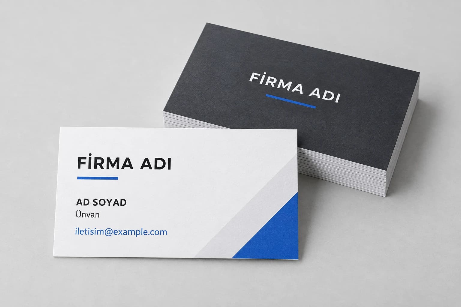 Firma adı, kişi adı ve iletişim alanları bulunan temsili ön ve arka yüz kartvizit tasarımı